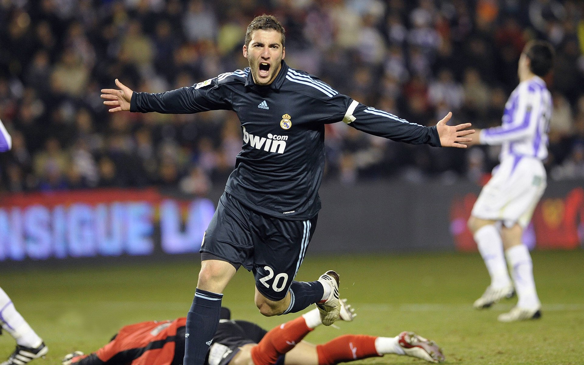 爱游戏官网-_城市灯光跑：闪耀夜晚的运动盛宴_，城市灯光夜景说说心情短语